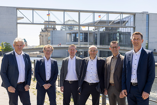 Bild 2: Die Referenten (v. l. n. r.): Prof. Dr. Heiko Sieker (Ingenieurgesellschaft Prof. Dr. Sieker mbH), Martin Lienhard (Mall GmbH), Dr. Tim Peters (Provinzial Holding), Markus Böll (Mall GmbH), Dr. Gunter Mann (Bundesverband GebäudeGrün e. V.) und Christoph Schulze Wischeler (Mall GmbH) (Foto: Mall GmbH)